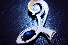 /D-Vo/ White Gold 14K Pendant / Blue Star Sapphire 1.2 x 0.8 cm / Dimension 5.0 cm x 3.0 cm